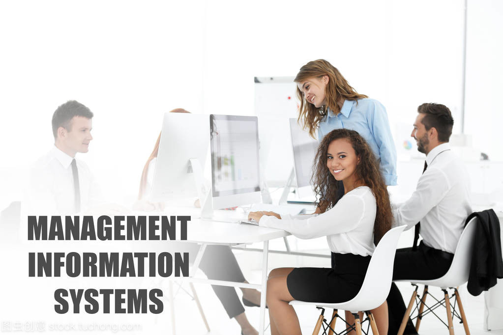 管理信息系統(tǒng)的概念。商務(wù)會(huì)議辦公室里的人